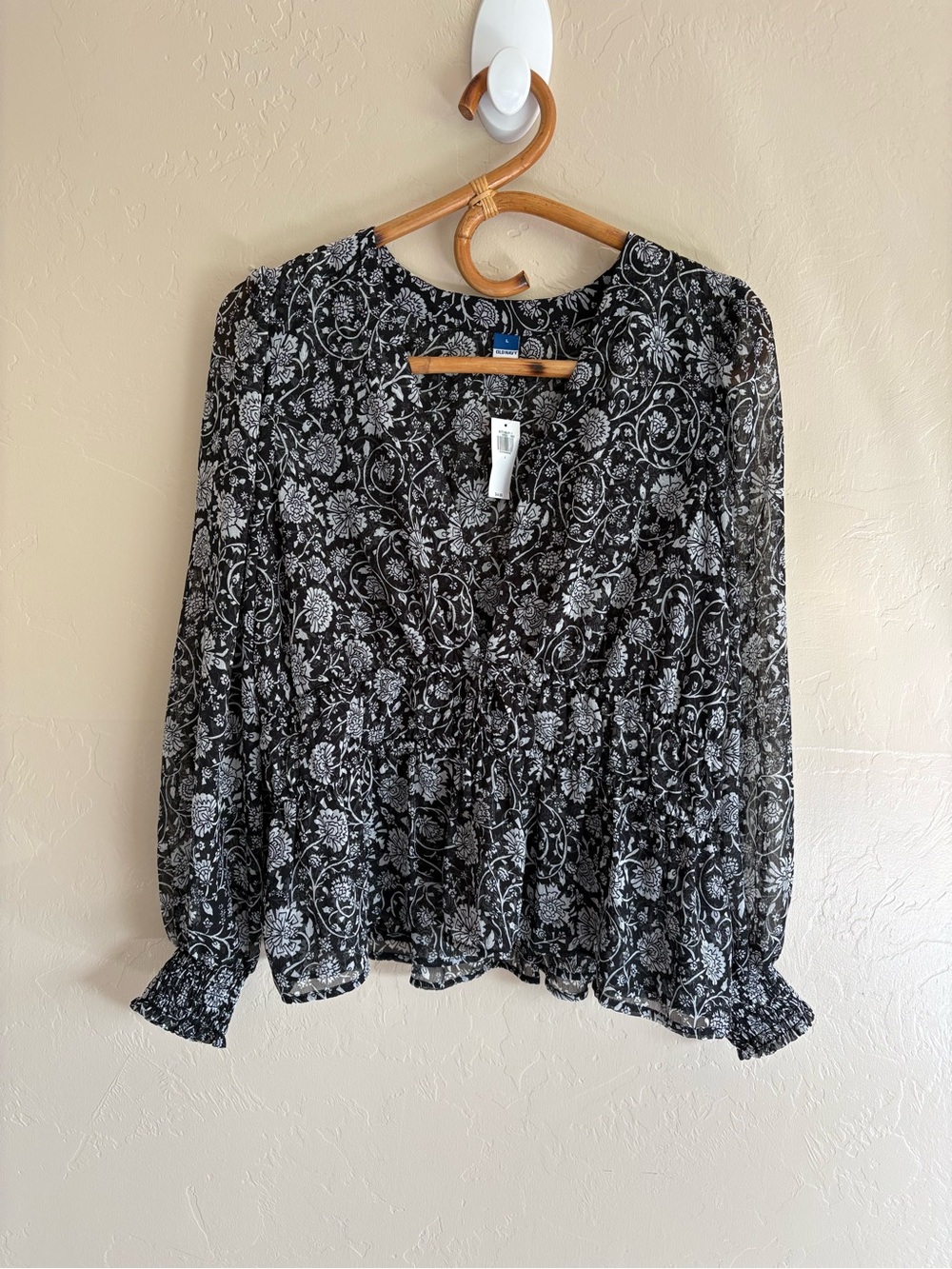 NWT Old Navy Smocked Floral Black White V-Neck Long Sleeve Blouse Size Large